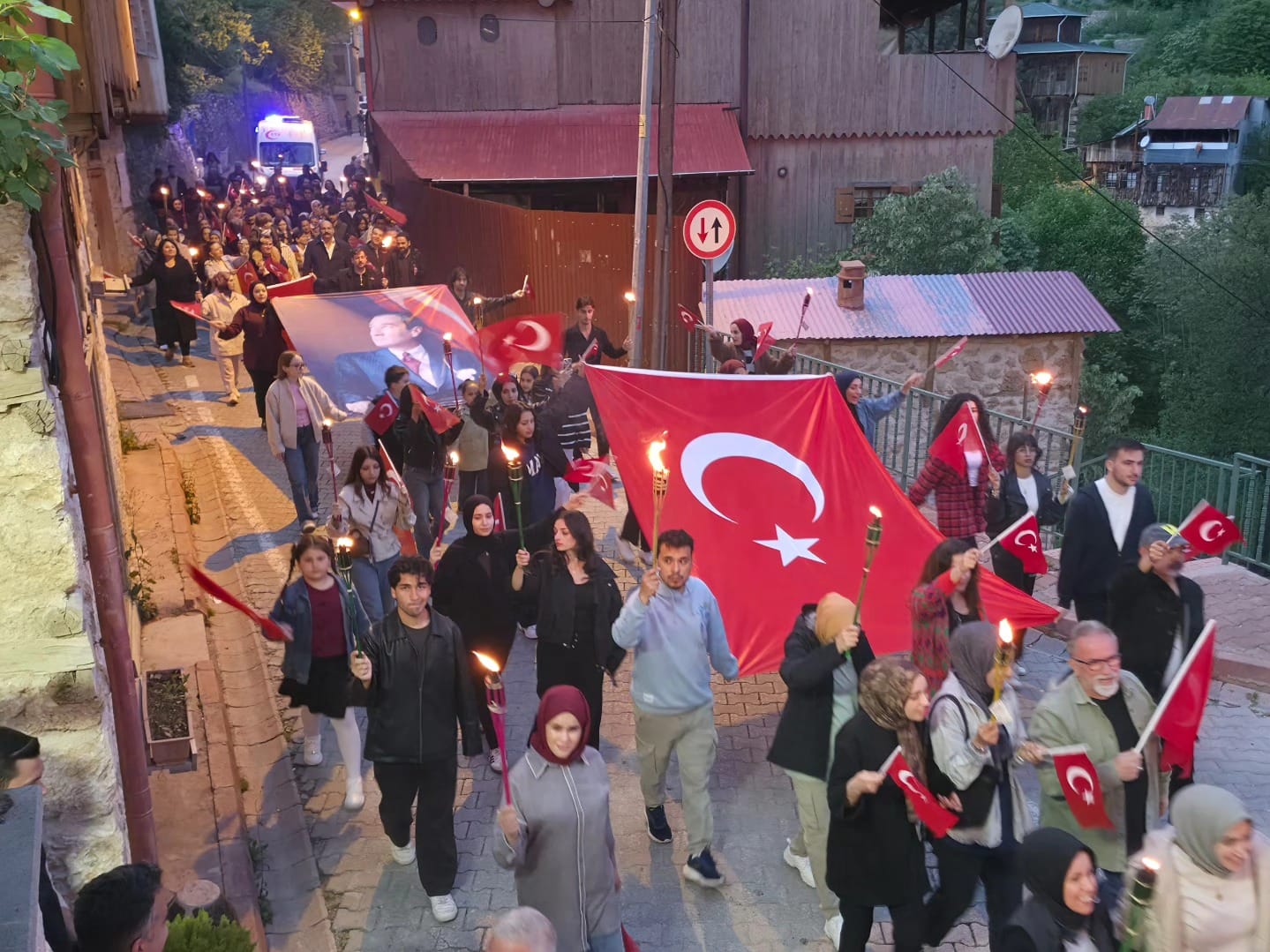 Kemaliye’de 19 Mayıs’a Meşaleli Kutlama: Gençlik Haftası Fener Alayıyla Renklendi