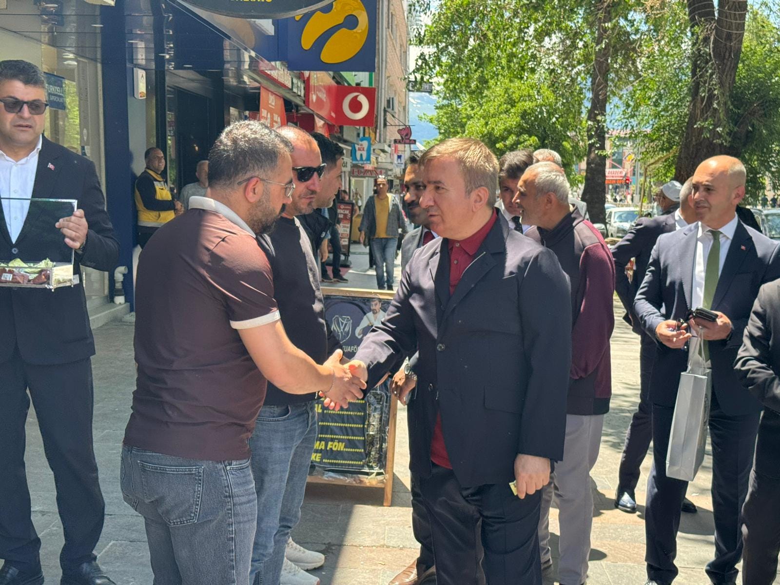 Vali Hamza Aydoğdu, Ordu Caddesi’nde Esnaf ve Vatandaşlarla Buluştu