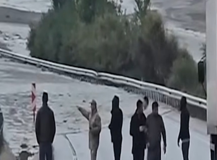 Sansa Deresine Sel Geldi Erzurum-Erzincan kara yolunun Sansa